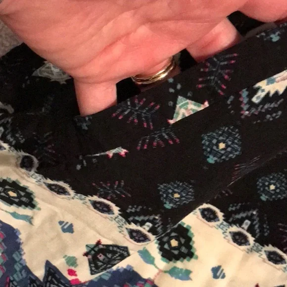 Sleeveless v neck dress with pockets - Picture 2 of 5